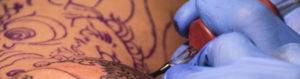 Esterilización para tatuar con guantes nuevos y agujas