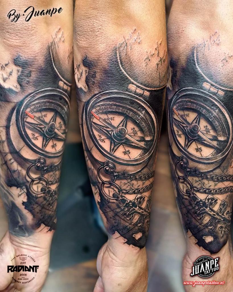 tatuaje-realismo-brujula-mochila-juanpetattoo