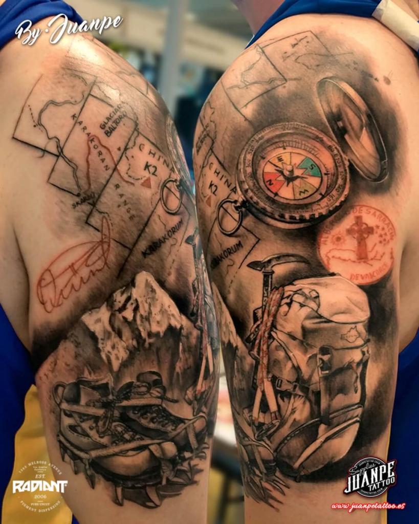 tatuaje-realismo-brujula-mochila-juanpetattoo