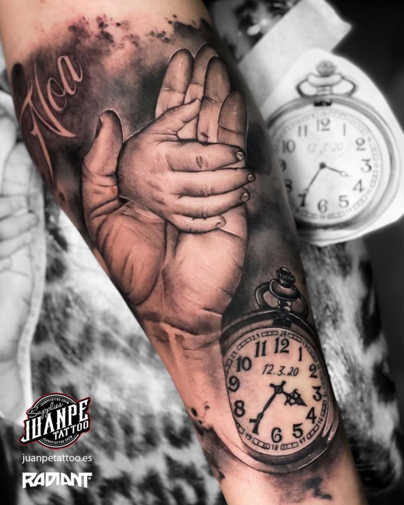 tatuaje-realismo-manos-reloj-juanpetattoo