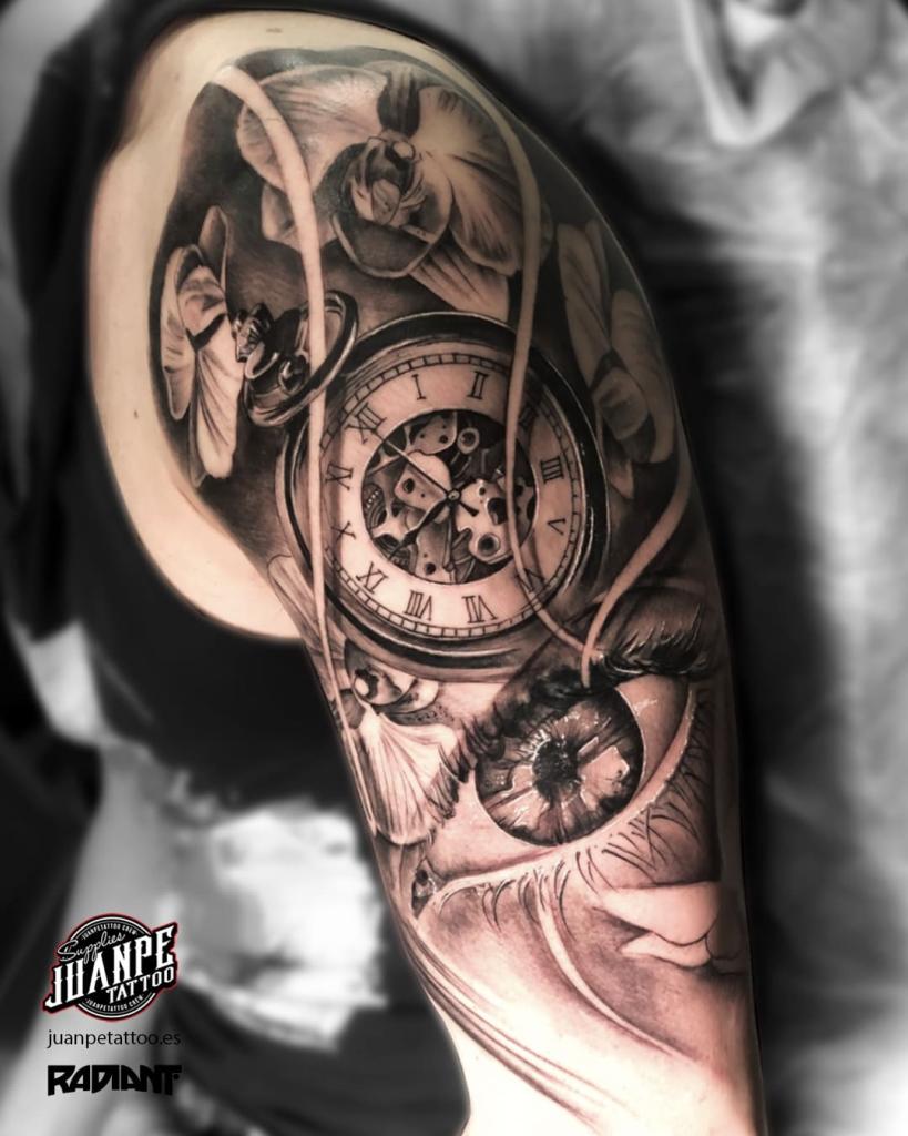 tatuaje-realismo-ojo-reloj-juanpetattoo - copia