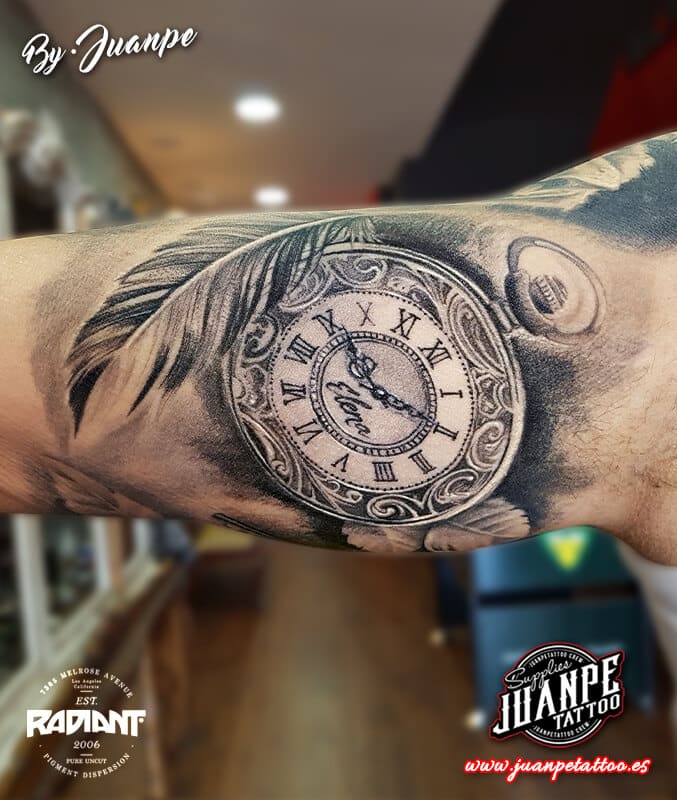 tatuaje-realismo-pluma-reloj-juanpetattoo