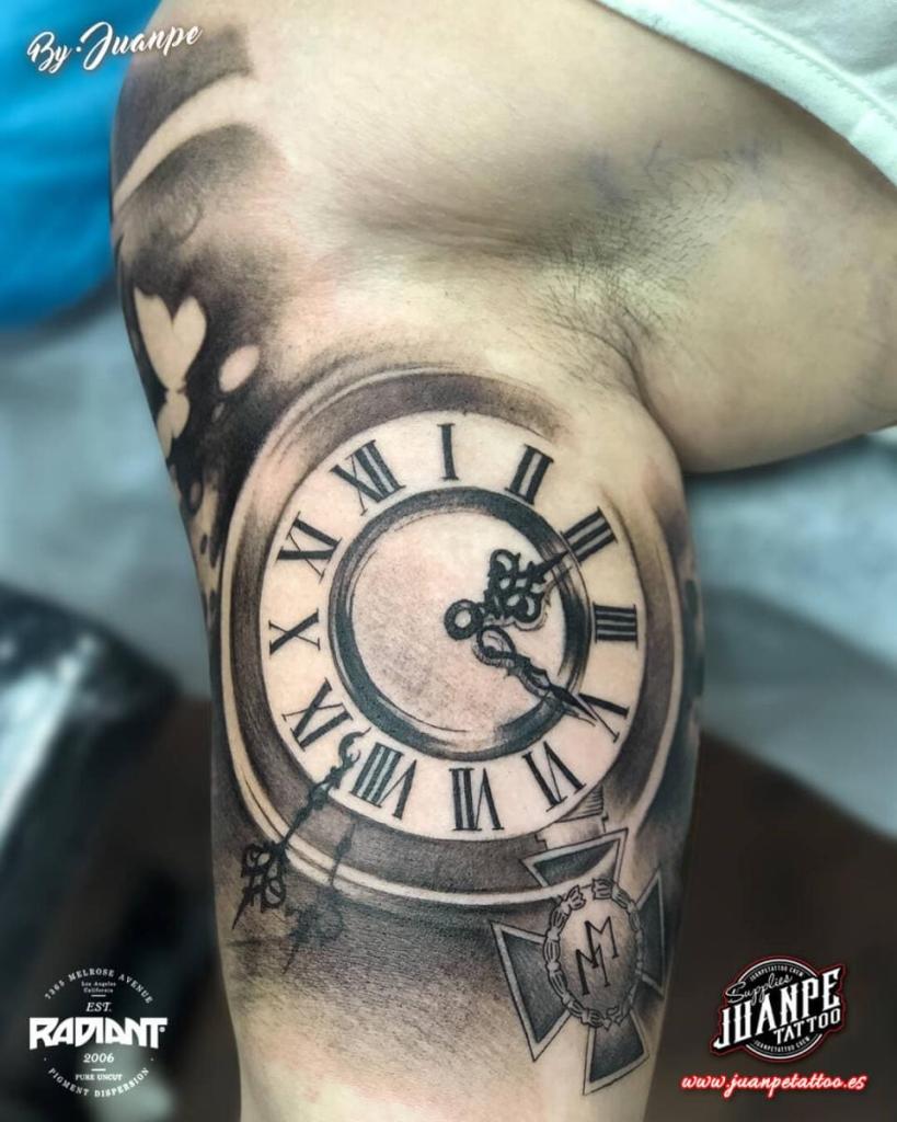 tatuaje-realismo-reloj-biceps-juanpetattoo