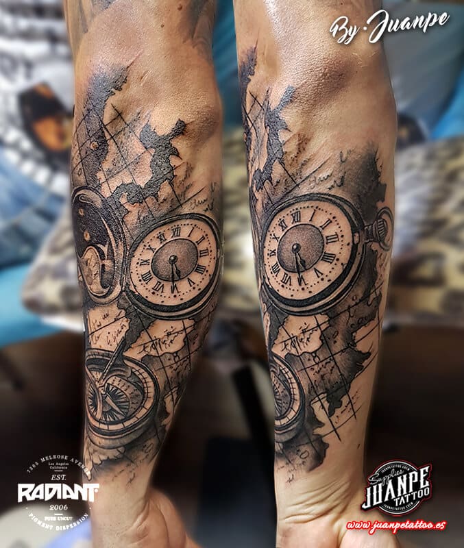 tatuaje-realismo-reloj-brujula-juanpetattoo