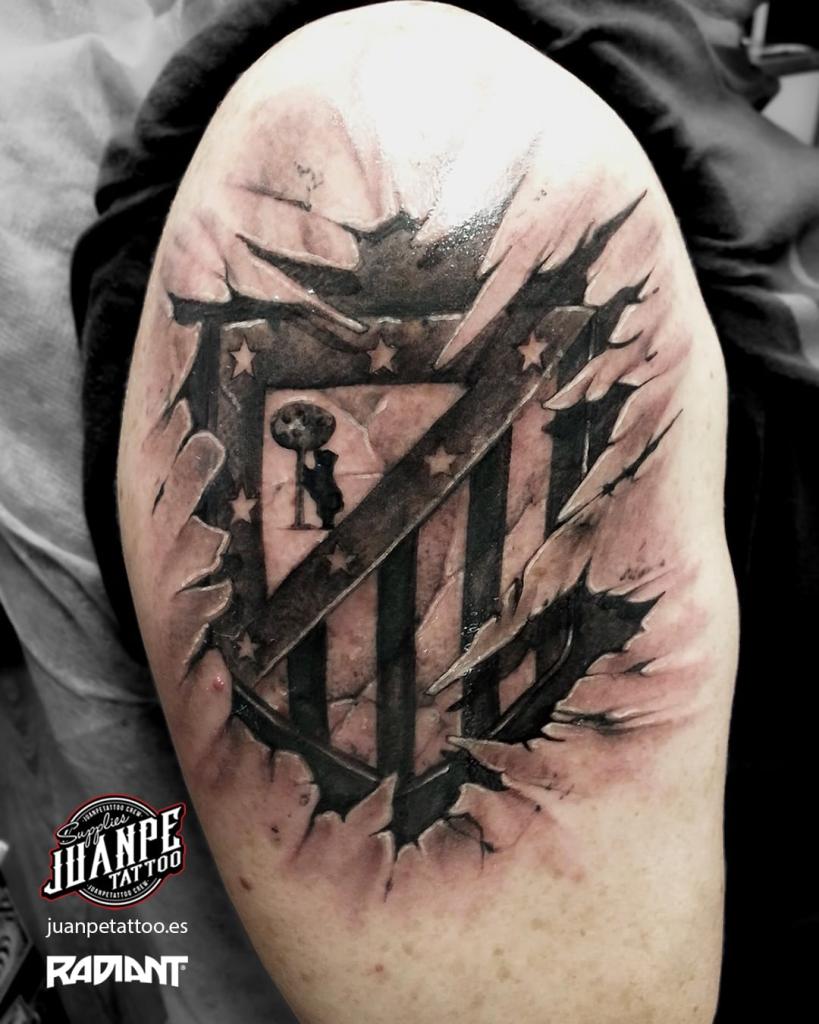 08-tatuaje-realismo-escudo-juanpetattoo