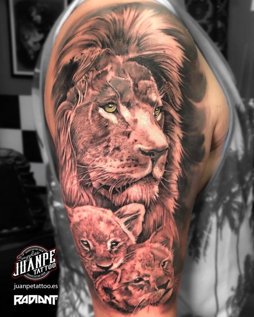 realismo-leon-cachorros-juanpetattoo