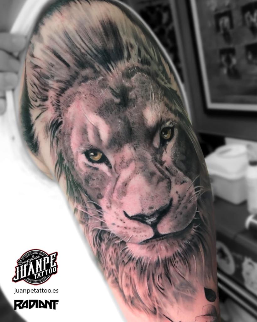 realismo-leon-retrato-juanpetattoo
