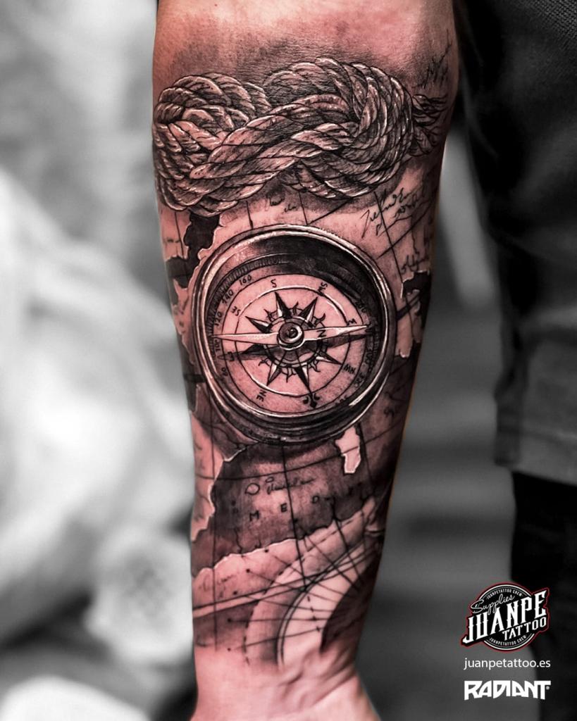 tatuaje-realismo-brujula-mapa-cordon-juanpetattoo